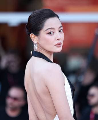 (250905) -- VENICE, Sept. 5, 2025 -- Xin Zhilei, who stars in the film The Sun Rises On Us All, poses at the red carpet of the premiere during the 82nd Venice Film Festival in Venice, Italy, Sept. 5, 2025. ) ITALY-VENICE-FILM FESTIVAL- THE SUN RISES ON US ALL -PREMIERE LixJing 
