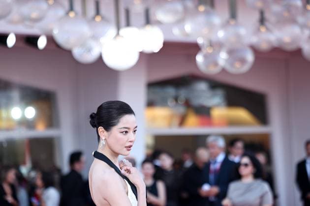 (250905) -- VENICE, Sept. 5, 2025 -- Xin Zhilei, who stars in the film The Sun Rises On Us All, poses at the red carpet of the premiere during the 82nd Venice Film Festival in Venice, Italy, Sept. 5, 2025. ) ITALY-VENICE-FILM FESTIVAL- THE SUN RISES ON US ALL -PREMIERE LixJing 