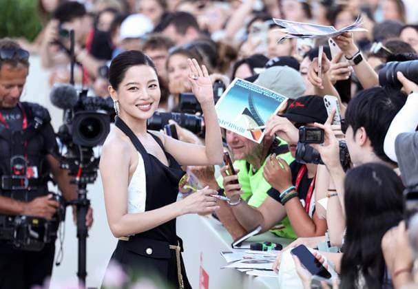 (250906) -- BEIJING, Sept. 6, 2025 -- Xin Zhilei, who stars in the film The Sun Rises On Us All, reacts with film fans at the red carpet of the premiere during the 82nd Venice Film Festival in Venice, Italy, Sept. 5, 2025. ) XINHUA PHOTOS OF THE DAY LixJing 