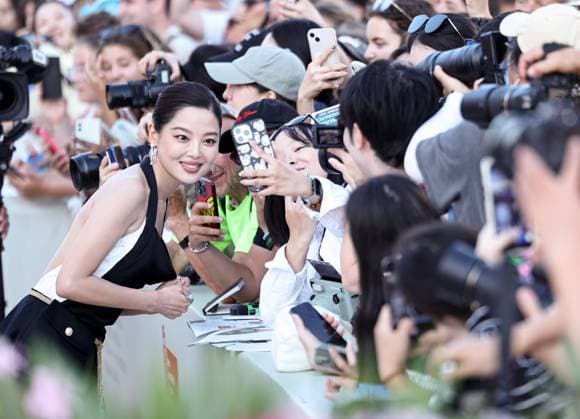 (250905) -- VENICE, Sept. 5, 2025 -- Xin Zhilei, who stars in the film The Sun Rises On Us All, reacts with film fans at the red carpet of the premiere during the 82nd Venice Film Festival in Venice, Italy, Sept. 5, 2025. ) ITALY-VENICE-FILM FESTIVAL- THE SUN RISES ON US ALL -PREMIERE LixJing 