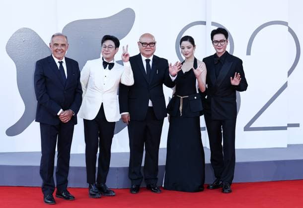(250905) -- VENICE, Sept. 5, 2025 -- Venice Film Festival director Alberto Barbera (1st L) and Cai Shangjun (3rd L), director of the film The Sun Rises On Us All, with the film s cast members Zhang Songwen (2nd L), Xin Zhilei (2nd R) and Feng Shaofeng pose at the red carpet of the premiere during the 82nd Venice Film Festival in Venice, Italy, Sept. 5, 2025. ) ITALY-VENICE-FILM FESTIVAL- THE SUN RISES ON US ALL -PREMIERE LixJing 