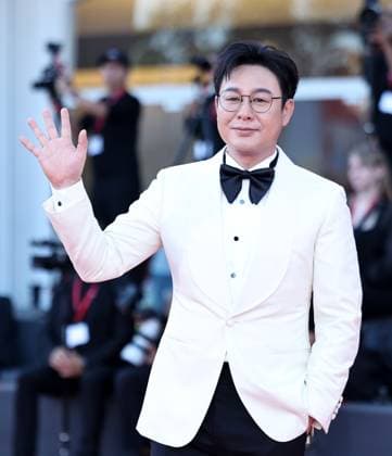 (250905) -- VENICE, Sept. 5, 2025 -- Zhang Songwen, who stars in the film The Sun Rises On Us All, poses at the red carpet of the premiere during the 82nd Venice Film Festival in Venice, Italy, Sept. 5, 2025. ) ITALY-VENICE-FILM FESTIVAL- THE SUN RISES ON US ALL -PREMIERE LixJing 