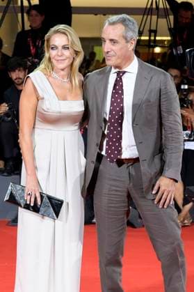 Claudia Gerini mit Partner Riccardo Sangiuliano bei der Premiere des Kinofilms L isola di Andrea Andrea s Island auf der Biennale di Venezia 2025 82. Internationale Filmfestspiele von Venedig im Palazzo del Cinema. Venedig, 05.09.2025 Foto:xA.xM.xTinghinox xFuturexImagex island_5967
