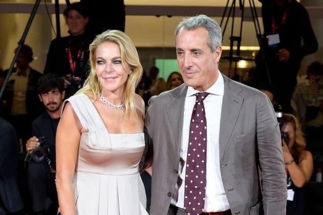 Claudia Gerini mit Partner Riccardo Sangiuliano bei der Premiere des Kinofilms L isola di Andrea Andrea s Island auf der Biennale di Venezia 2025 82. Internationale Filmfestspiele von Venedig im Palazzo del Cinema. Venedig, 05.09.2025 Foto:xA.xM.xTinghinox xFuturexImagex island_5968