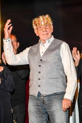 abb Dieter Hallervorden with Koenigs crown on his head after the theater premiere of Der eingebildet Kranke on Dieter Hallervordens 90th birthday at Schlosspark Theater 05 09 2025 in Berlin Berlin Germany