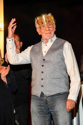 abb Dieter Hallervorden with Koenigs crown on his head after the theater premiere of Der eingebildet Kranke on Dieter Hallervordens 90th birthday at Schlosspark Theater 05 09 2025 in Berlin Berlin Germany