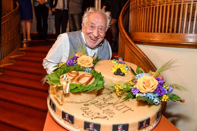 abb Dieter Hallervorden with his giant birthday cake after the theater premiere of Der eingebildet Kranke on Dieter Hallervordens 90th birthday at Schlosspark Theater 05 09 2025 in Berlin Berlin Germany