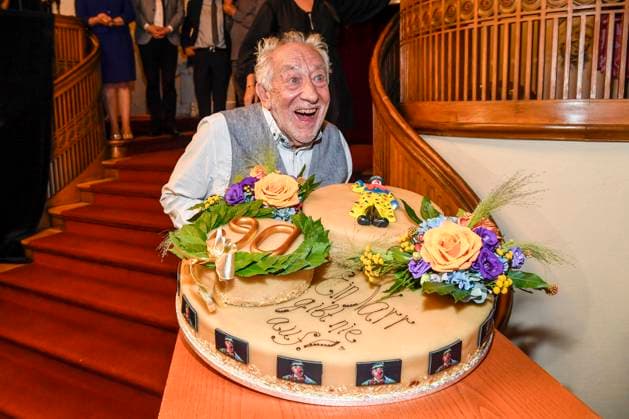 abb Dieter Hallervorden with his giant birthday cake after the theater premiere of Der eingebildet Kranke on Dieter Hallervordens 90th birthday at Schlosspark Theater 05 09 2025 in Berlin Berlin Germany