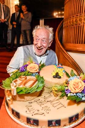 abb Dieter Hallervorden with his giant birthday cake after the theater premiere of Der eingebildet Kranke on Dieter Hallervordens 90th birthday at Schlosspark Theater 05 09 2025 in Berlin Berlin Germany