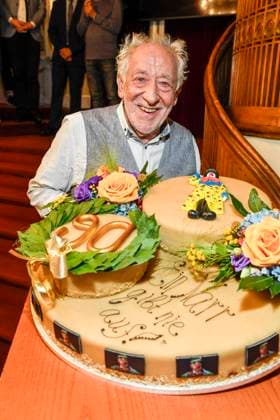 abb Dieter Hallervorden with his giant birthday cake after the theater premiere of Der eingebildet Kranke on Dieter Hallervordens 90th birthday at Schlosspark Theater 05 09 2025 in Berlin Berlin Germany