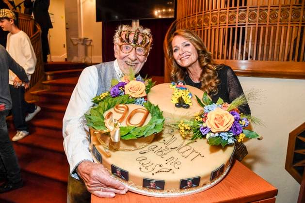 abb Dieter Hallervorden with his wife Christiane Zander and his giant birthday cake after the theater premiere of Der eingebildet Kranke on Dieter Hallervordens 90th birthday at Schlosspark Theater 05 09 2025 in Berlin Berlin Germany