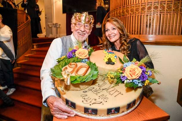abb Dieter Hallervorden with his wife Christiane Zander and his giant birthday cake after the theater premiere of Der eingebildet Kranke on Dieter Hallervordens 90th birthday at Schlosspark Theater 05 09 2025 in Berlin Berlin Germany