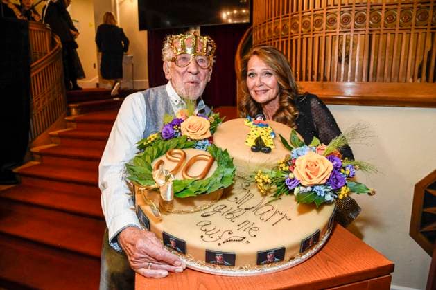 abb Dieter Hallervorden with his wife Christiane Zander and his giant birthday cake after the theater premiere of Der eingebildet Kranke on Dieter Hallervordens 90th birthday at Schlosspark Theater 05 09 2025 in Berlin Berlin Germany