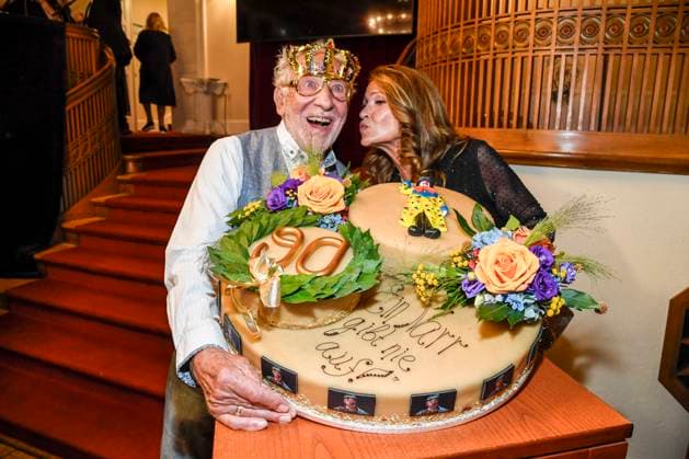 abb Dieter Hallervorden with his wife Christiane Zander and his giant birthday cake after the theater premiere of Der eingebildet Kranke on Dieter Hallervordens 90th birthday at Schlosspark Theater 05 09 2025 in Berlin Berlin Germany