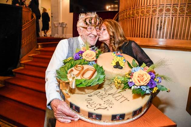 abb Dieter Hallervorden with wife Christiane Zander kiss and his giant birthday cake after the theater premiere of Der eingebildet Kranke on Dieter Hallervordens 90th birthday at Schlosspark Theater 05 09 2025 in Berlin Berlin Germany