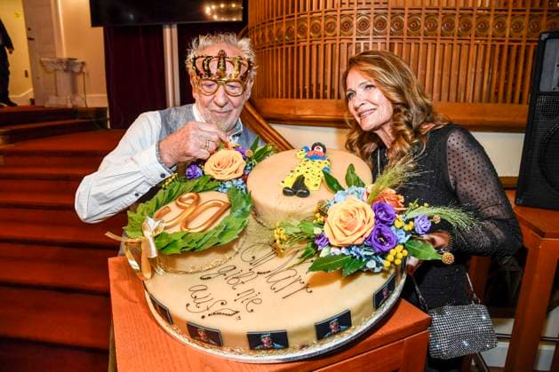 abb Dieter Hallervorden with his wife Christiane Zander and his giant birthday cake after the theater premiere of Der eingebildet Kranke on Dieter Hallervordens 90th birthday at Schlosspark Theater 05 09 2025 in Berlin Berlin Germany