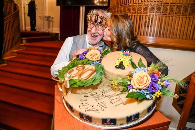 abb Dieter Hallervorden with wife Christiane Zander kiss and his giant birthday cake after the theater premiere of Der eingebildet Kranke on Dieter Hallervordens 90th birthday at Schlosspark Theater 05 09 2025 in Berlin Berlin Germany