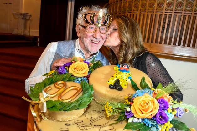 abb Dieter Hallervorden with wife Christiane Zander kiss and his giant birthday cake after the theater premiere of Der eingebildet Kranke on Dieter Hallervordens 90th birthday at Schlosspark Theater 05 09 2025 in Berlin Berlin Germany