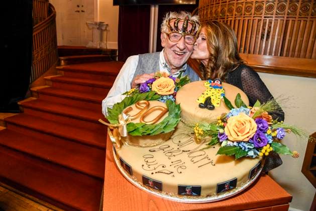 abb Dieter Hallervorden with wife Christiane Zander kiss and his giant birthday cake after the theater premiere of Der eingebildet Kranke on Dieter Hallervordens 90th birthday at Schlosspark Theater 05 09 2025 in Berlin Berlin Germany