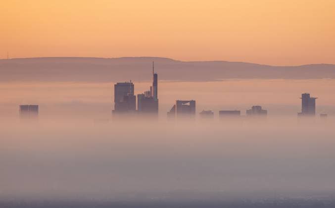 News Themen der Woche KW36 Frankfurt im Nebel Die Skyline von Frankfurt am Main ist am Morgen vom Taunus aus hinter Nebelfeldern zu sehen., Königstein Hessen Deutschland *** Frankfurt in the fog The skyline of Frankfurt am Main can be seen in the morning from the Taunus mountains behind fields of fog , Königstein Hessen Germany