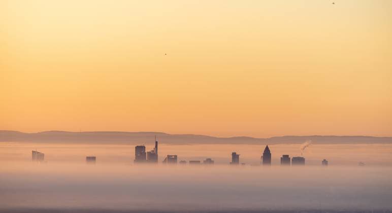 Banken im Nebel Die Hochhäuser der Skyline von Frankfurt am Main sind am Morgen vom Taunus aus hinter Nebelfeldern zu sehen., Königstein Hessen Deutschland *** Banks in the fog The skyscrapers of the Frankfurt am Main skyline can be seen in the morning from the Taunus behind fields of fog , Königstein Hessen Germany
