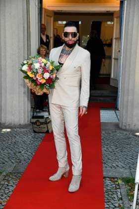 abb Harald Gloeoekler with flowers at the theater premiere of Der eingebildet Kranke on Dieter Hallervordens 90th birthday at Schlosspark Theater 05 09 2025 in Berlin Berlin Germany