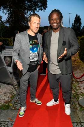 abb Oliver Pocher and Mola Adebisi as guests at the theater premiere of Der eingebildet Kranke on Dieter Hallervordens 90th birthday at Schlosspark Theater 05 09 2025 in Berlin Berlin Germany