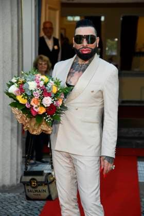 abb Harald Gloeoekler with flowers at the theater premiere of Der eingebildet Kranke on Dieter Hallervordens 90th birthday at Schlosspark Theater 05 09 2025 in Berlin Berlin Germany