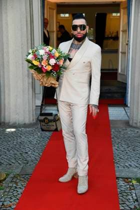abb Harald Gloeoekler with flowers at the theater premiere of Der eingebildet Kranke on Dieter Hallervordens 90th birthday at Schlosspark Theater 05 09 2025 in Berlin Berlin Germany