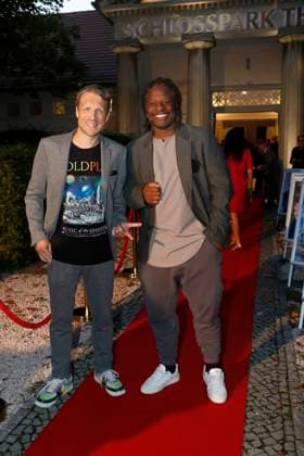 Oliver Pocher and Mola Adebisi at the pemiere Der eingebilkdet Kranke and Dieter Hallervordens 90th birthday at the Schloßparktheater in Berlinon 5 9 2025