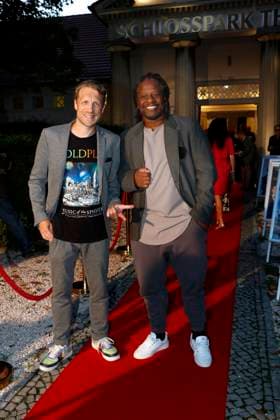 Oliver Pocher and Mola Adebisi at the pemiere Der eingebilkdet Kranke and Dieter Hallervordens 90th birthday at the Schloßparktheater in Berlinon 5 9 2025