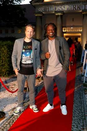 Oliver Pocher and Mola Adebisi at the pemiere Der eingebilkdet Kranke and Dieter Hallervordens 90th birthday at the Schloßparktheater in Berlinon 5 9 2025