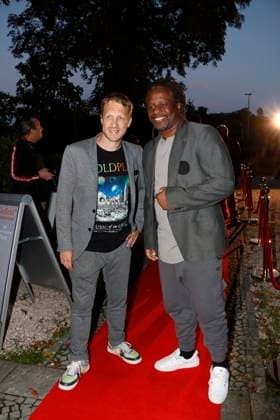 Oliver Pocher and Mola Adebisi at the pemiere Der eingebilkdet Kranke and Dieter Hallervordens 90th birthday at the Schloßparktheater in Berlinon 5 9 2025