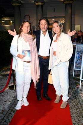 Dieter Landarius with his wife Natascha and daughter Isabella Luna at the premiere of the play Der eingebildet Kranke and Dieter Hallervordens 90th birthday at the Schlosspark Theater Berlin, 05 09 2025 Foto:xN.xKubelkax xFuturexImagex hallervorden_5738