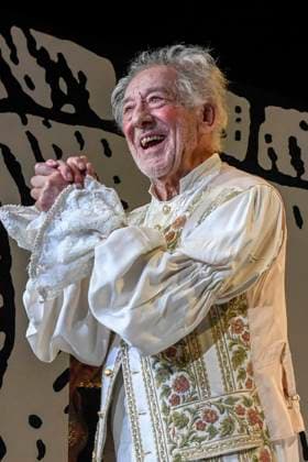 abb Dieter Hallervorden on stage at the final applause at the theater premiere of Der eingebildet Kranke on Dieter Hallervordens 90th birthday at Schlosspark Theater 05 09 2025 in Berlin Berlin Germany