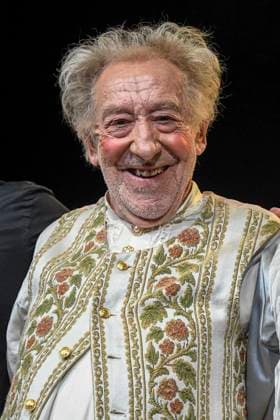 abb Dieter Hallervorden on stage at the final applause at the theater premiere of Der eingebildet Kranke on Dieter Hallervordens 90th birthday at Schlosspark Theater 05 09 2025 in Berlin Berlin Germany