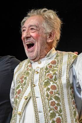 abb Dieter Hallervorden on stage at the final applause at the theater premiere of Der eingebildet Kranke on Dieter Hallervordens 90th birthday at Schlosspark Theater 05 09 2025 in Berlin Berlin Germany
