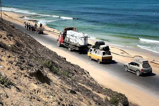 News Themen der Woche KW36 Palestinians fleeing south, ride vehicles and bicycles with their belongings, on the coastal road near the Nuseirat refugee camp Palestinians fleeing south, ride vehicles and bicycles with their belongings, on the coastal road near the Nuseirat refugee camp in the central Gaza Strip, on August 6, 2025. Despite mounting pressure at home and abroad to halt its nearly two-year offensive in Gaza, Israel has been calling up reservists, intensifying its bombardments and closing in on Gaza City ever since announcing its intention to capture the Palestinian territory s largest city. Photo by Belal Abu Amer apaimages Nusairat Gaza Strip Palestinian Territory 060925_Nusaierat_BA_00(4) Copyright: xapaimagesxBelalxAbuxAmerx xapaimagesx
