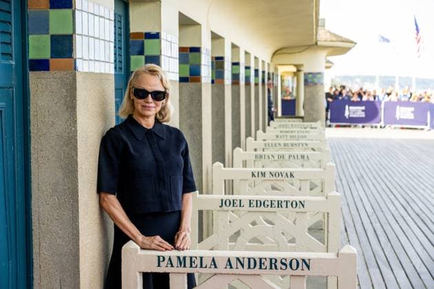 Bilder des Jahres 2025, Entertainment 09 September Entertainment Themen der Woche KW36 51eme Festival du Cinema Americain de Deauville Pamela Anderson inaugurates the beach cabin in her name on les planches 51st American Film Festival of Deauville Pamela Anderson inaugurates the beach cabin in her name on les planches 448386 2025 09 06  Copyright: xStephanexKossmanx xStarfacex STAR_448386_011