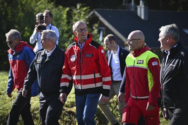 News Themen der Woche KW36 Friedrich Merz Luftrettung Übung ** NUR FÜR REDAKTIONELLE ZWECKE ** EDITORIAL USE ONLY **<p>Bundeskanzler Friedrich Merz (CDU) nimmt an einer Übung der DRF Luftrettung teil, am Samstag, 06. September 2025 in Winterberg. Deutschland Nordrhein-Westfalen Winterberg Copyright: SocratesxTassos *** Friedrich Merz air rescue exercise FOR EDITORIAL PURPOSES ONLY EDITORIAL USE ONLY p Federal Chancellor Friedrich Merz CDU takes part in an exercise of the DRF Luftrettung, on Saturday, September 06, 2025 in Winterberg Germany North Rhine-Westphalia Winterberg Copyright SocratesxTassos Copyright: SocratesxTassos doc829udhjoug2s2rn0lr5 ,EDITORIAL USE ONLY