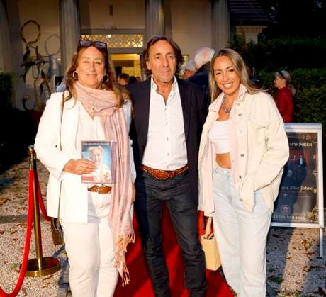 Dieter Landuris with his wife NAtascha and daughter Isabella Luna at the premiere of Der eingebildet Kranke and Dieter Hallervordens 90th birthday at the Schloßpark Theater Berlin