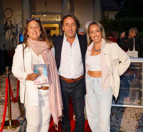 Dieter Landuris with his wife NAtascha and daughter Isabella Luna at the premiere of Der eingebildet Kranke and Dieter Hallervordens 90th birthday at the Schloßpark Theater Berlin