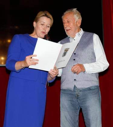 Franziska Giffey presents Diter Hallervorden with the certificate at the premiere of Der eingebildet Kranke and Dieter Hallervordens 90th birthday at the Schloßpark Theater Berlin