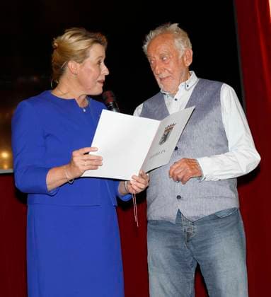 Franziska Giffey presents Diter Hallervorden with the certificate at the premiere of Der eingebildet Kranke and Dieter Hallervordens 90th birthday at the Schloßpark Theater Berlin