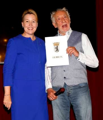 Franziska Giffey presents Diter Hallervorden with the certificate at the premiere of Der eingebildet Kranke and Dieter Hallervordens 90th birthday at the Schloßpark Theater Berlin