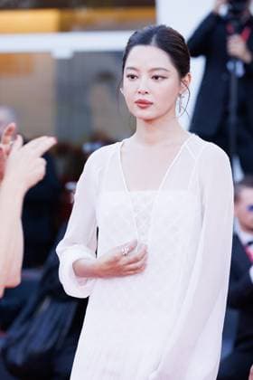 News - 2025 Closing Ceremony Red Carpet - The 82nd Venice International Film Festival Xin Zhilei attends the 2025 Closing Ceremony red carpet during the 82nd Venice International Film Festival on September 06, 2025 in Venice, Italy. Photo: Cinzia Camela. Lido di Venezia Palazzo del Cinema Italy Copyright: xCinziaxCamelax xLiveMediax LPN_2012552