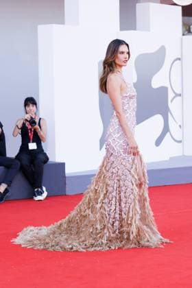 News - 2025 Closing Ceremony Red Carpet - The 82nd Venice International Film Festival Alessandra Ambrosio attends the 2025 Closing Ceremony red carpet during the 82nd Venice International Film Festival on September 06, 2025 in Venice, Italy. Photo: Cinzia Camela. Lido di Venezia Palazzo del Cinema Italy Copyright: xCinziaxCamelax xLiveMediax LPN_2012605