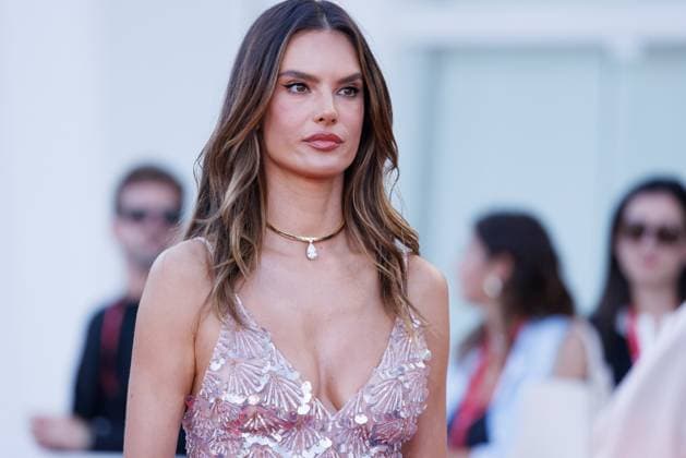 News - 2025 Closing Ceremony Red Carpet - The 82nd Venice International Film Festival Alessandra Ambrosio attends the 2025 Closing Ceremony red carpet during the 82nd Venice International Film Festival on September 06, 2025 in Venice, Italy. Photo: Cinzia Camela. Lido di Venezia Palazzo del Cinema Italy Copyright: xCinziaxCamelax xLiveMediax LPN_2012623