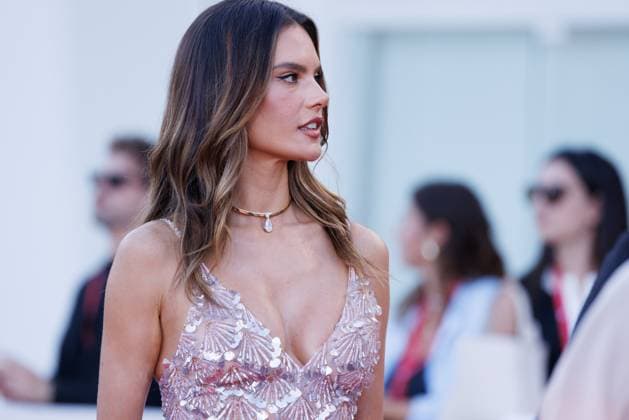 News - 2025 Closing Ceremony Red Carpet - The 82nd Venice International Film Festival Alessandra Ambrosio attends the 2025 Closing Ceremony red carpet during the 82nd Venice International Film Festival on September 06, 2025 in Venice, Italy. Photo: Cinzia Camela. Lido di Venezia Palazzo del Cinema Italy Copyright: xCinziaxCamelax xLiveMediax LPN_2012624