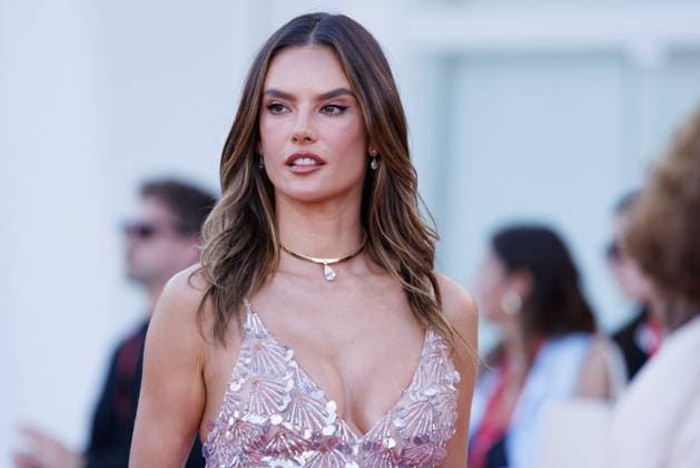 News - 2025 Closing Ceremony Red Carpet - The 82nd Venice International Film Festival Alessandra Ambrosio attends the 2025 Closing Ceremony red carpet during the 82nd Venice International Film Festival on September 06, 2025 in Venice, Italy. Photo: Cinzia Camela. Lido di Venezia Palazzo del Cinema Italy Copyright: xCinziaxCamelax xLiveMediax LPN_2012625